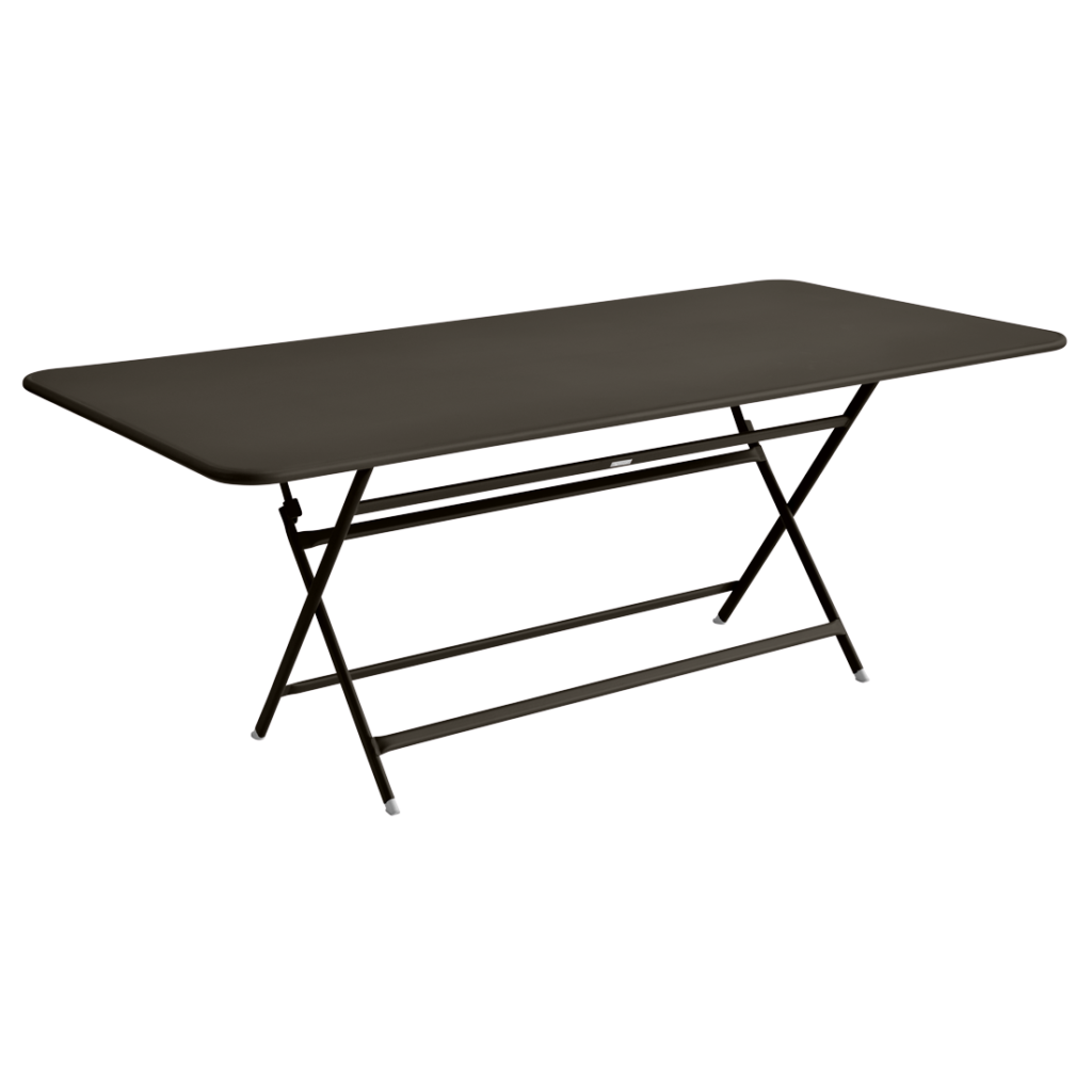 Une élégante table pliante rectangulaire Bleu Maya présente une surface sombre et des pieds en métal robustes en forme de X, se dressant gracieusement sur un fond violet clair uni.