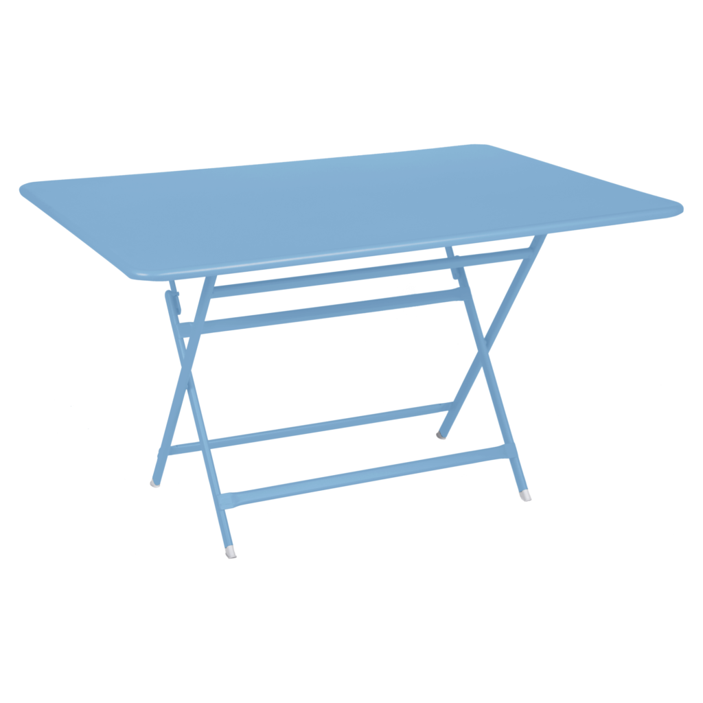 Cette table pliante Bleu Maya est dotée d'un plateau rectangulaire et de pieds en métal croisés, incarnant un caractère distinctif dans son design.