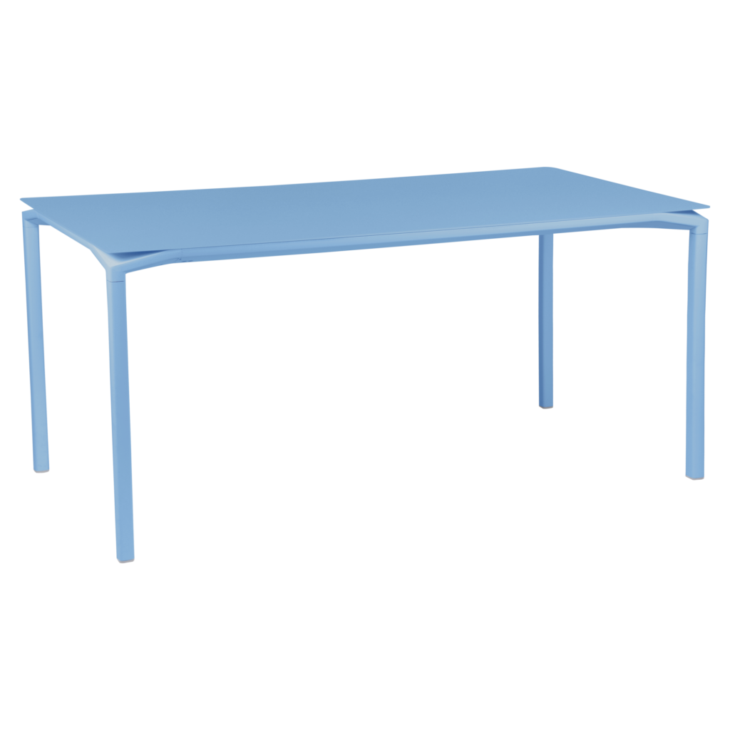 Découvrez la table Calvi : un design épuré de 160 x 80 cm en Bleu Maya. Cette table rectangulaire bleue épurée est agrémentée de pieds métalliques fins, apportant une touche d'élégance à tout espace.