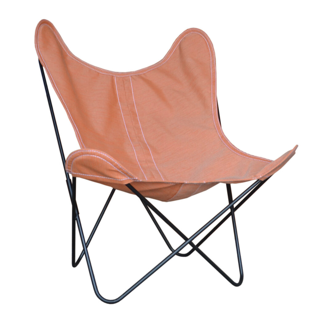 Une chaise papillon marron avec une assise en tissu Batyline Eden et une structure en métal noir se dresse gracieusement sur un fond blanc, incarnant l'essence d'un design d'extérieur Fauteuil AA classique.