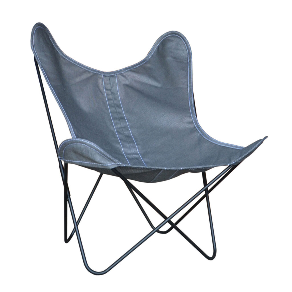 Le Fauteuil AA Butterfly est doté d'une assise en tissu gris Batyline Eden, parfaitement assortie à sa structure en métal noir. Idéal pour les espaces extérieurs, il se détache avec grâce sur un fond blanc uni.