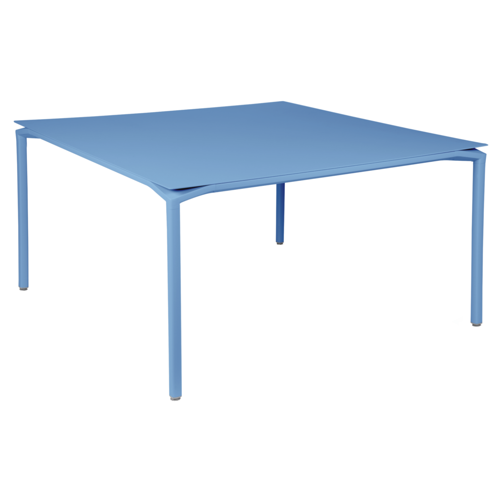 Table carrée en métal bleu clair, de style Calvi en Bleu Maya, à quatre pieds et à plateau plat, présentée sur un fond uni.