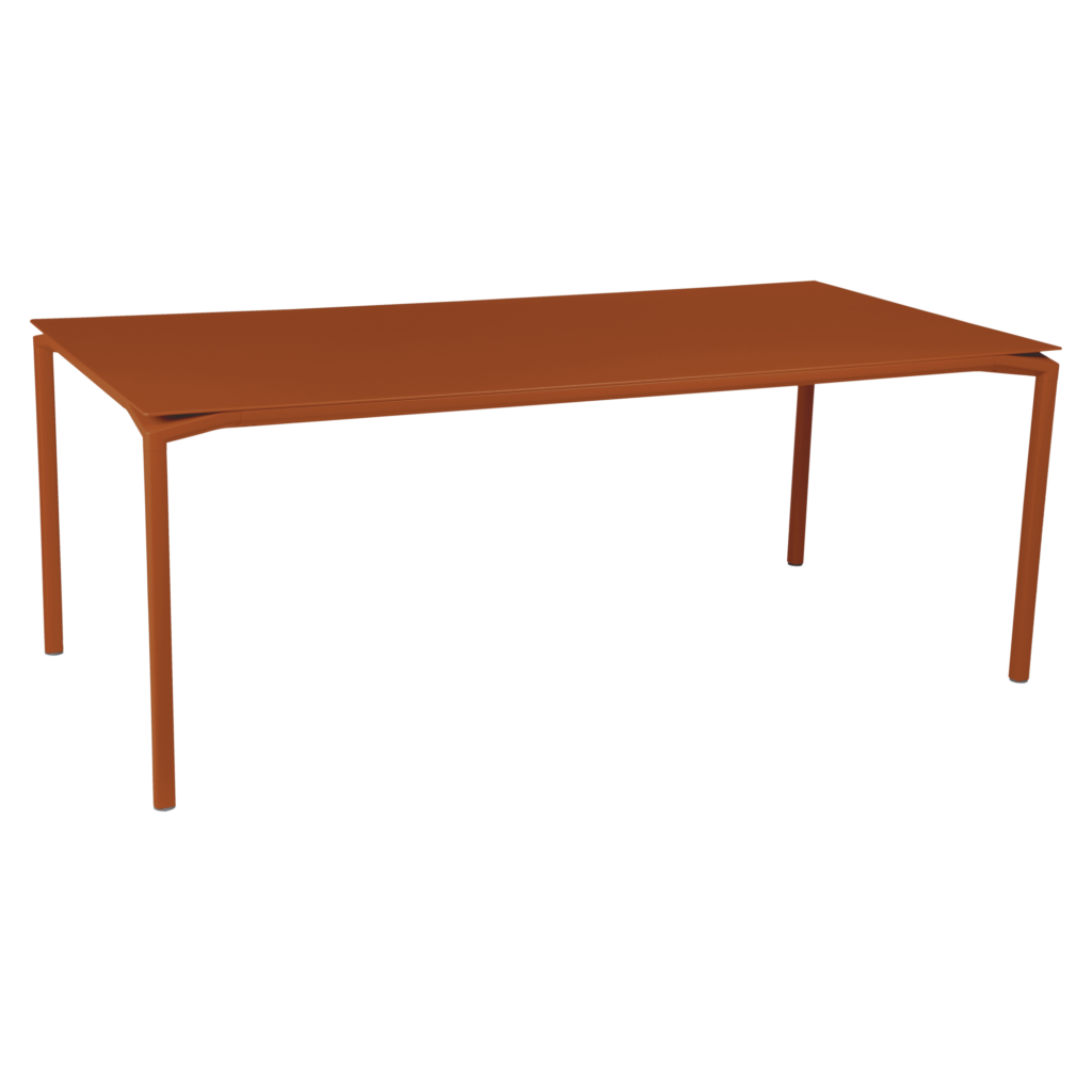 La table Calvi en finition métal couleur rouille présente quatre pieds droits et une surface plane, mesurant 195 x 95 cm, présentée sur un fond uni.