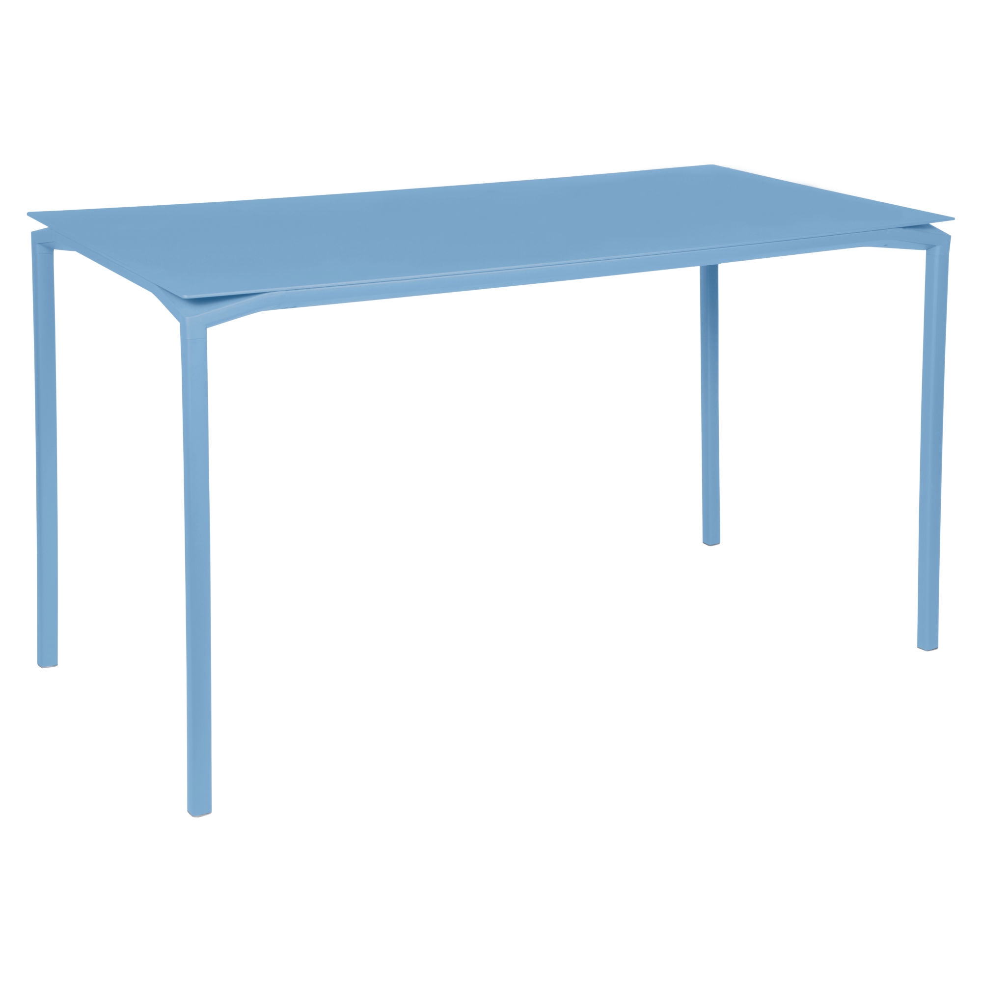 Une table haute Bleu Maya minimaliste et moderne avec une surface rectangulaire bleue et quatre pieds fins, parfaite pour les intérieurs élégants de Calvi.