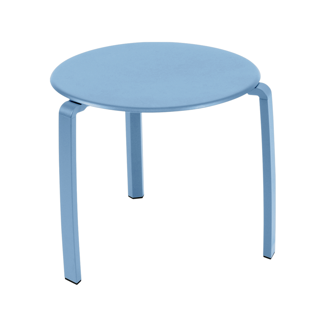 Un tabouret rond à trois pieds bleu clair à la surface lisse, posé sur un fond Bleu Maya assorti, évoque l'élégance d'une table basse Alize.