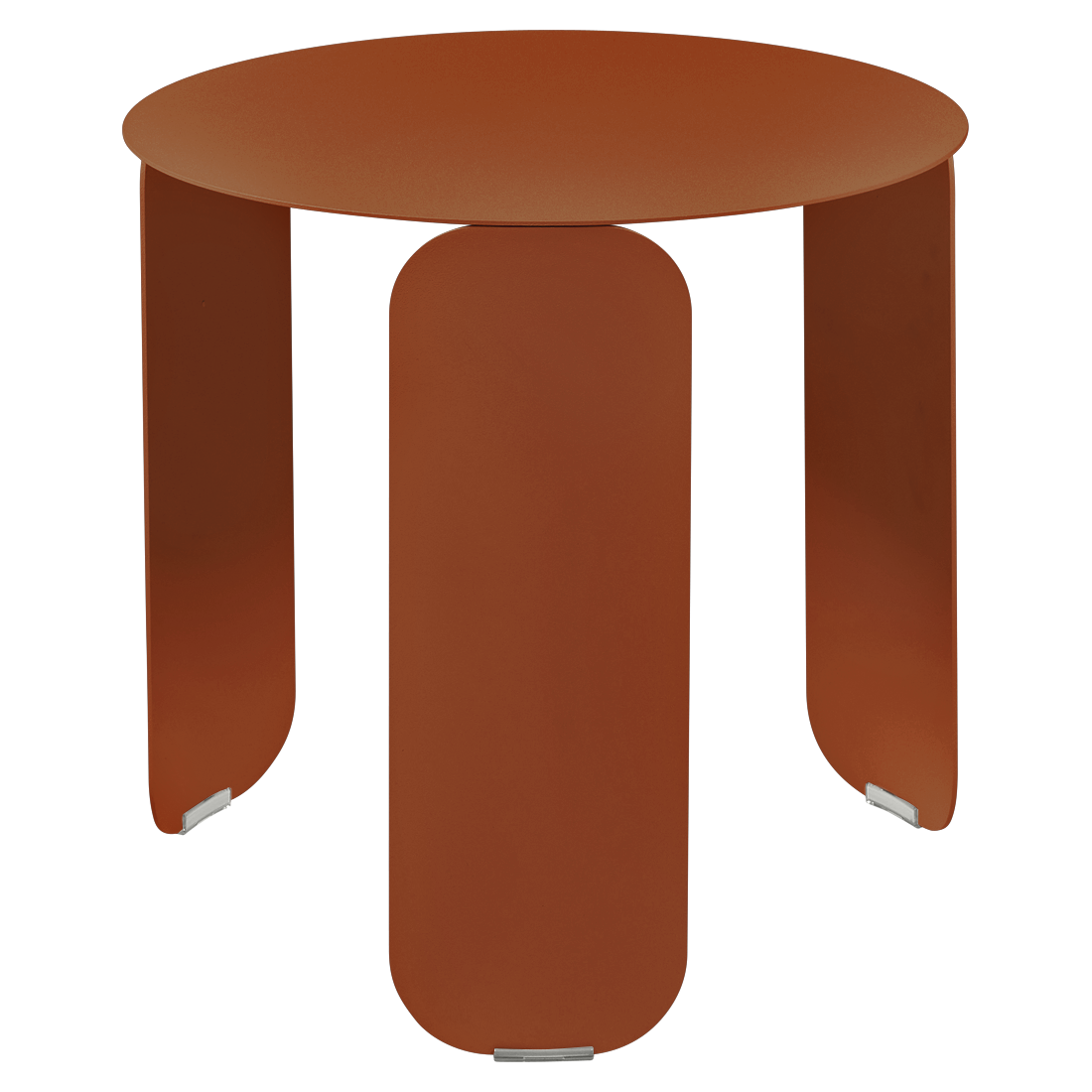 Une table basse Bebop ronde de couleur rouille dotée de trois pieds plats et courbés avec des embouts métalliques à la base de chaque pied.