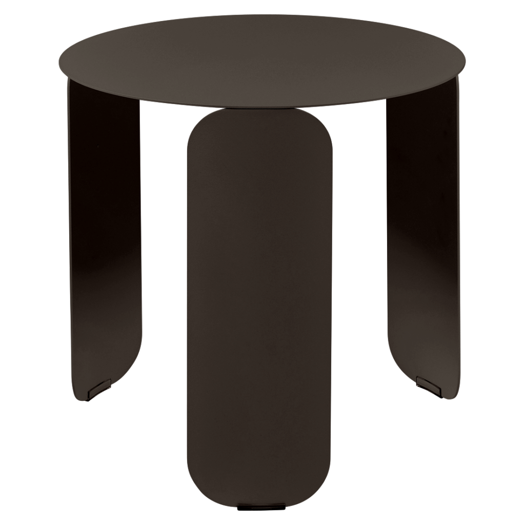 Table basse Bebop ronde en métal marron foncé avec trois pieds larges et plats et un design minimaliste, sur fond Bleu Maya violet clair.