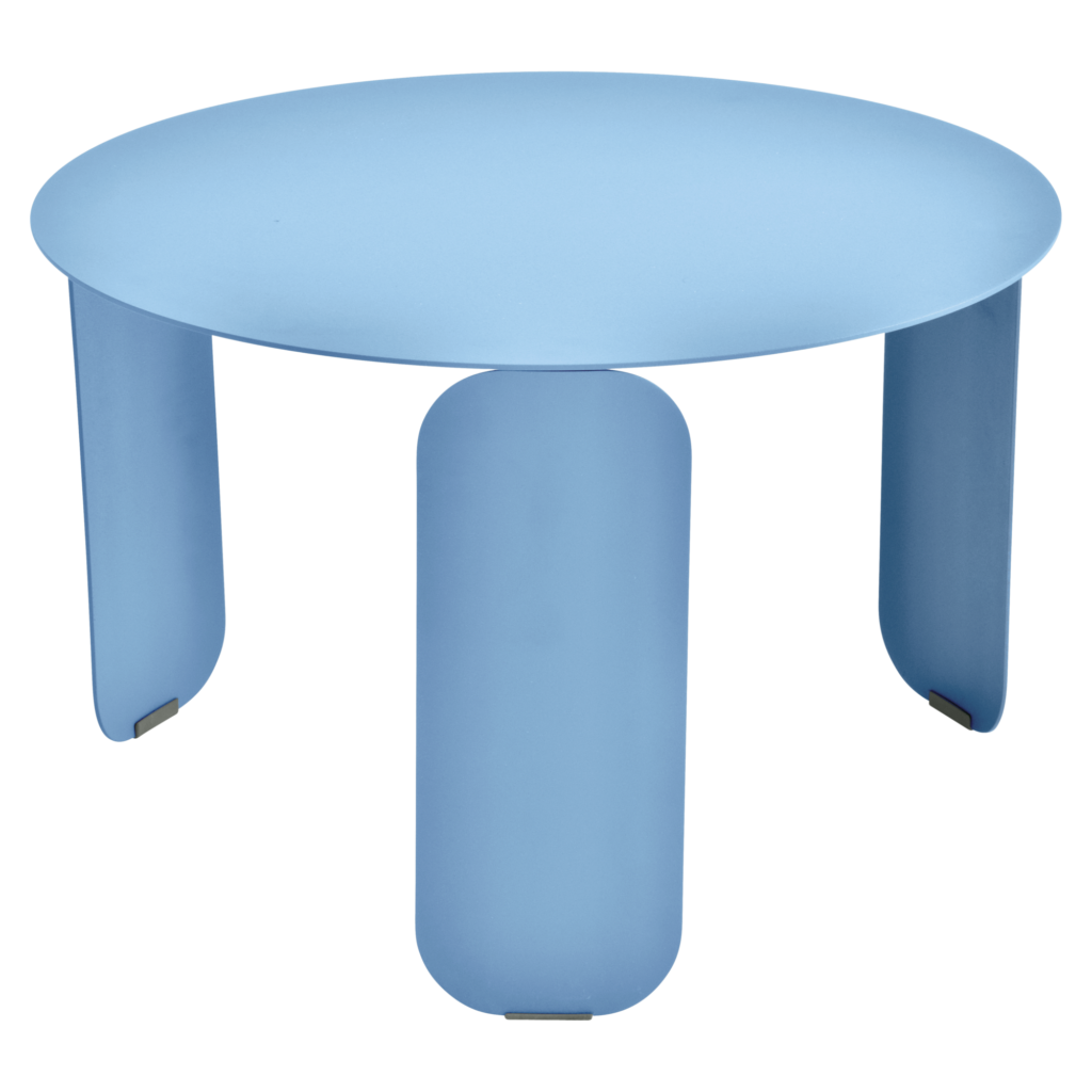 Table basse ronde bleu clair Bebop avec trois pieds larges et courbés et un plateau lisse Bleu Maya, photographiée sur un fond uni.