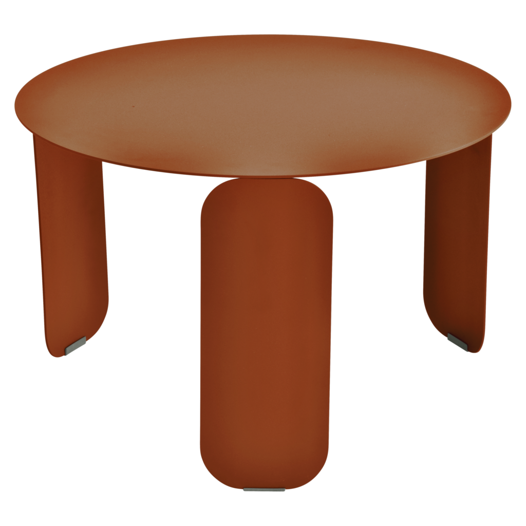 Table basse ronde en métal de couleur rouille avec trois pieds larges et courbés et un plateau lisse et plat, parfaite pour ajouter une touche de style Bleu Maya à n'importe quel espace.