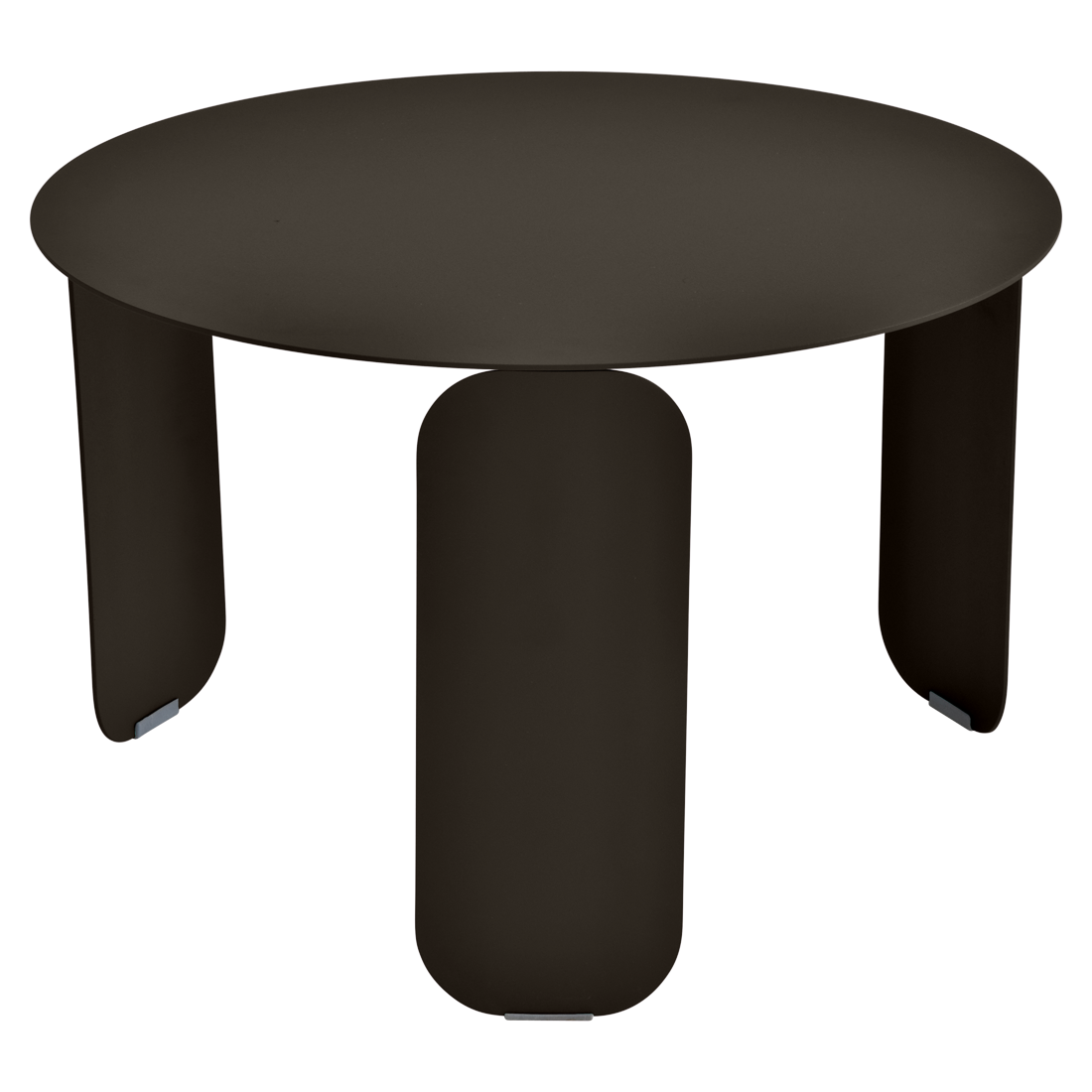 Une table basse ronde, marron foncé, avec trois pieds larges et plats, inspirés du style Bebop, posée sur un fond mauve clair.