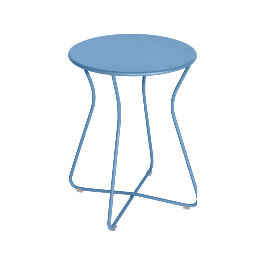 Une petite table d'appoint ronde en métal Bleu Maya avec quatre pieds courbés, présentant un design de tabouret simple et un style minimaliste.