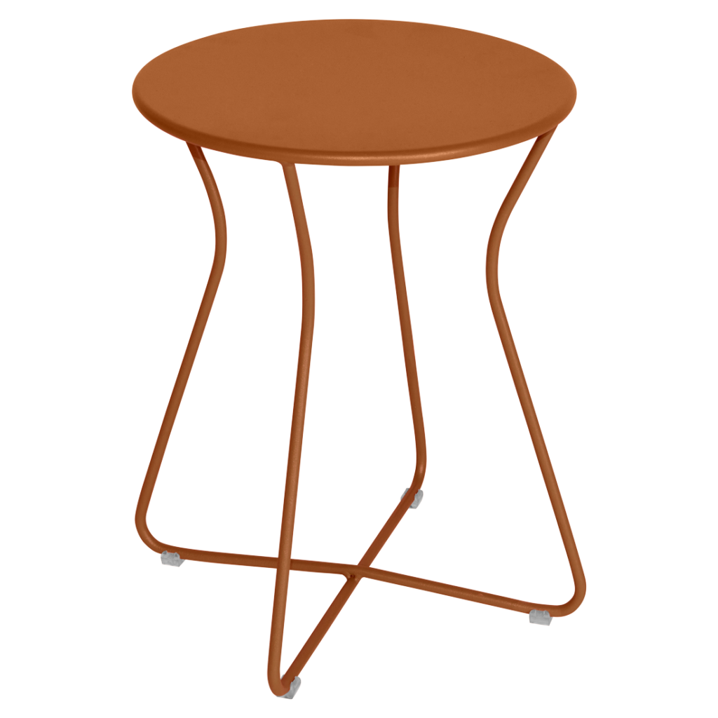 Table d'appoint ronde en métal marron, inspirée du design Tabouret Cocotte, présente un plateau fin et des pieds incurvés et entrecroisés, sur un fond beige clair uni.