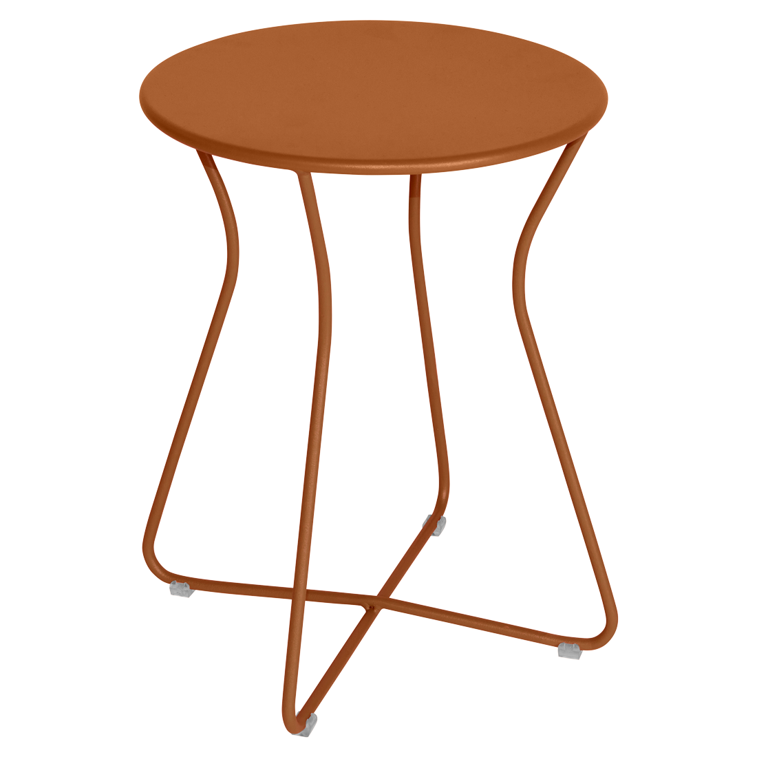 Table d'appoint ronde en métal marron, inspirée du design Tabouret Cocotte, présente un plateau fin et des pieds incurvés et entrecroisés, sur un fond beige clair uni.