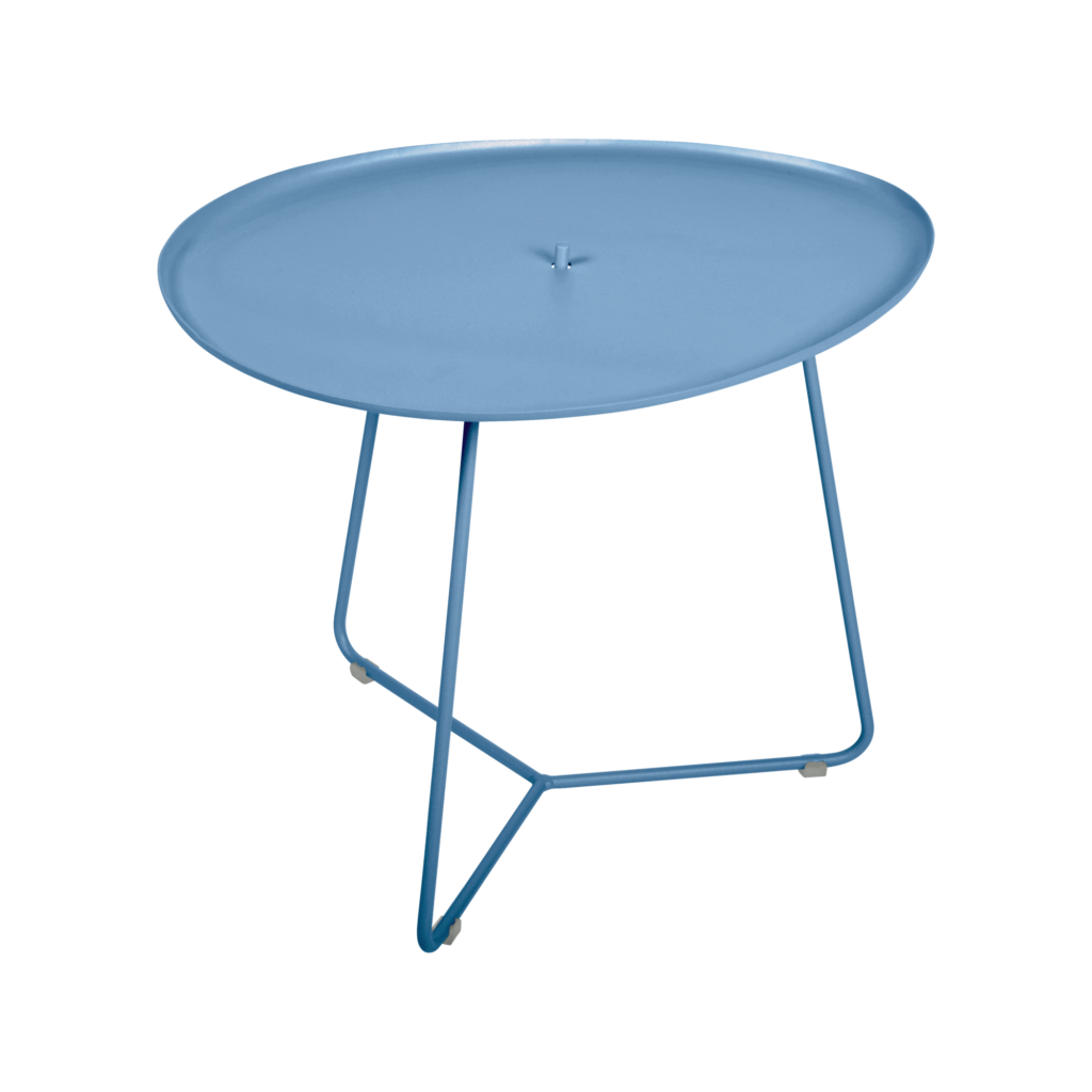 Une petite table basse ronde en Bleu Maya avec un bord surélevé inspiré de Cocotte et des pieds en fil de fer fins et triangulaires.