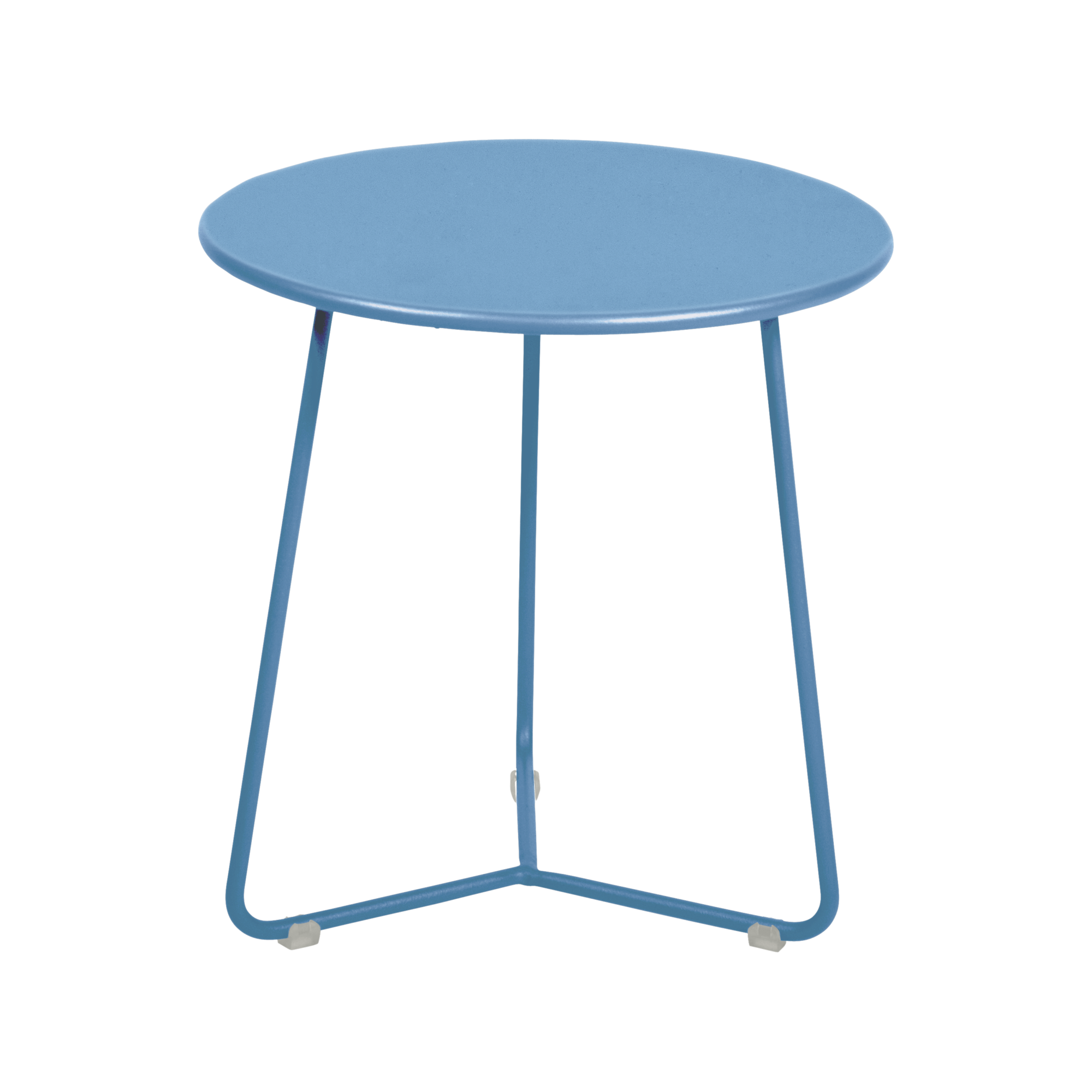 Une petite table ronde en métal Bleu Maya avec des pieds fins et un design simple, sur un fond uni.