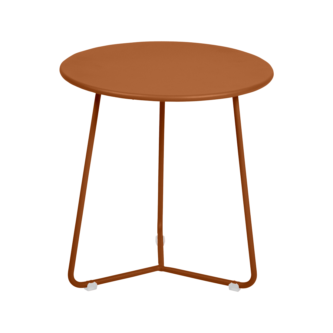 Une table d'appoint ronde en métal marron Cocotte à trois pieds fins se dresse sur un fond beige clair uni.