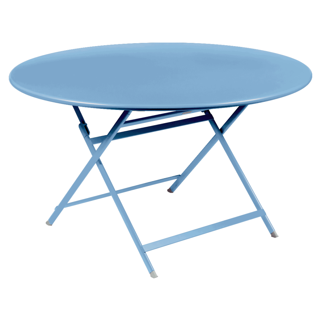Une table ronde pliante en métal bleu clair avec des pieds croisés, présentée sur un fond Bleu Maya assorti, dégage un caractère chic parfait pour tout espace moderne.