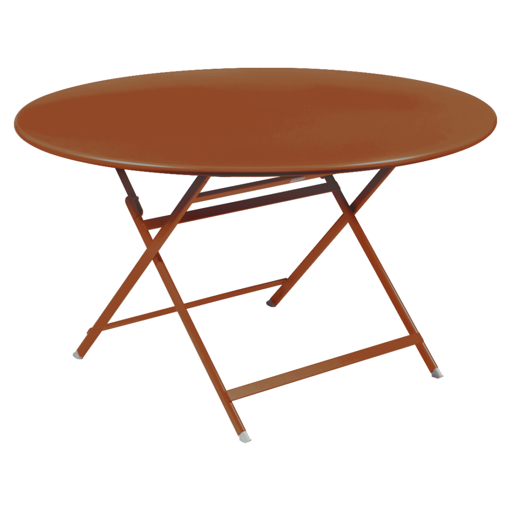 Une table ronde pliante marron avec un cadre en métal et des pieds croisés est présentée sur un fond sombre, dégageant un caractère discret.