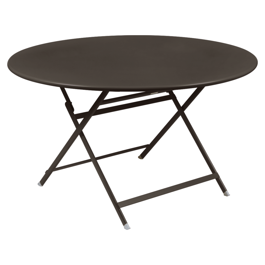 Une table ronde pliante noire avec des pieds en métal, posée sur un fond violet clair uni, dégage un caractère simple mais moderne.