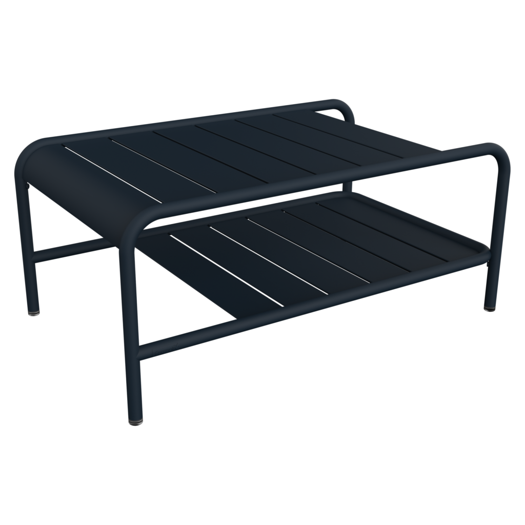La table basse Lxmbrg présente un design élégant en métal noir Carbone, avec un plateau à lattes et une étagère inférieure assortie, le tout soutenu par des pieds tubulaires arrondis.