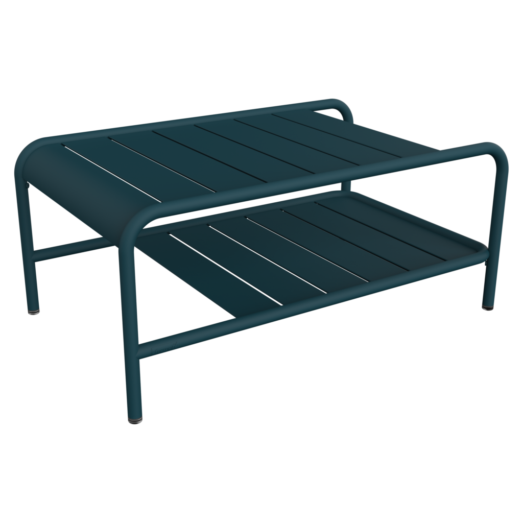 La table basse Carbone est une table en métal bleu sarcelle foncé avec un plateau à lattes et une étagère inférieure, dotée de coins arrondis et de quatre pieds robustes - un accent Lxmbrg élégant pour n'importe quel espace.