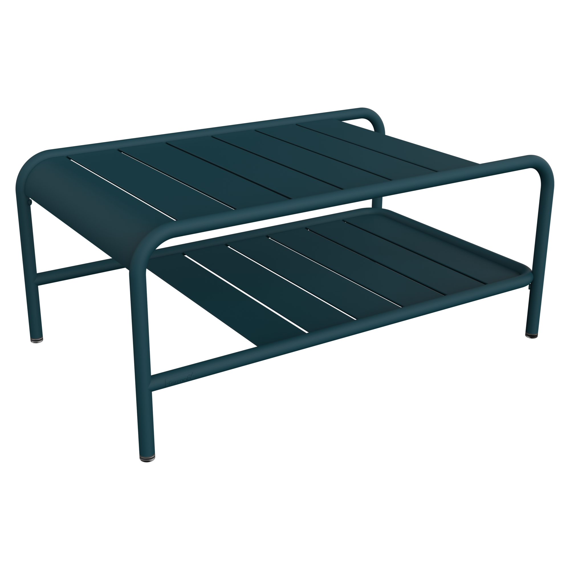 La table basse Carbone est une table en métal bleu sarcelle foncé avec un plateau à lattes et une étagère inférieure, dotée de coins arrondis et de quatre pieds robustes - un accent Lxmbrg élégant pour n'importe quel espace.
