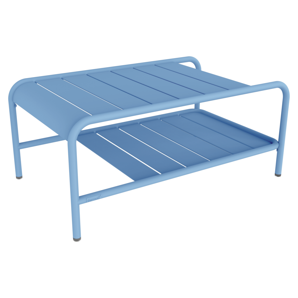 Table Basse en métal bleu clair avec plateau supérieur à lattes et étagère inférieure, soutenue par quatre pieds à embouts noirs, de la collection Lxmbrg Carbone.