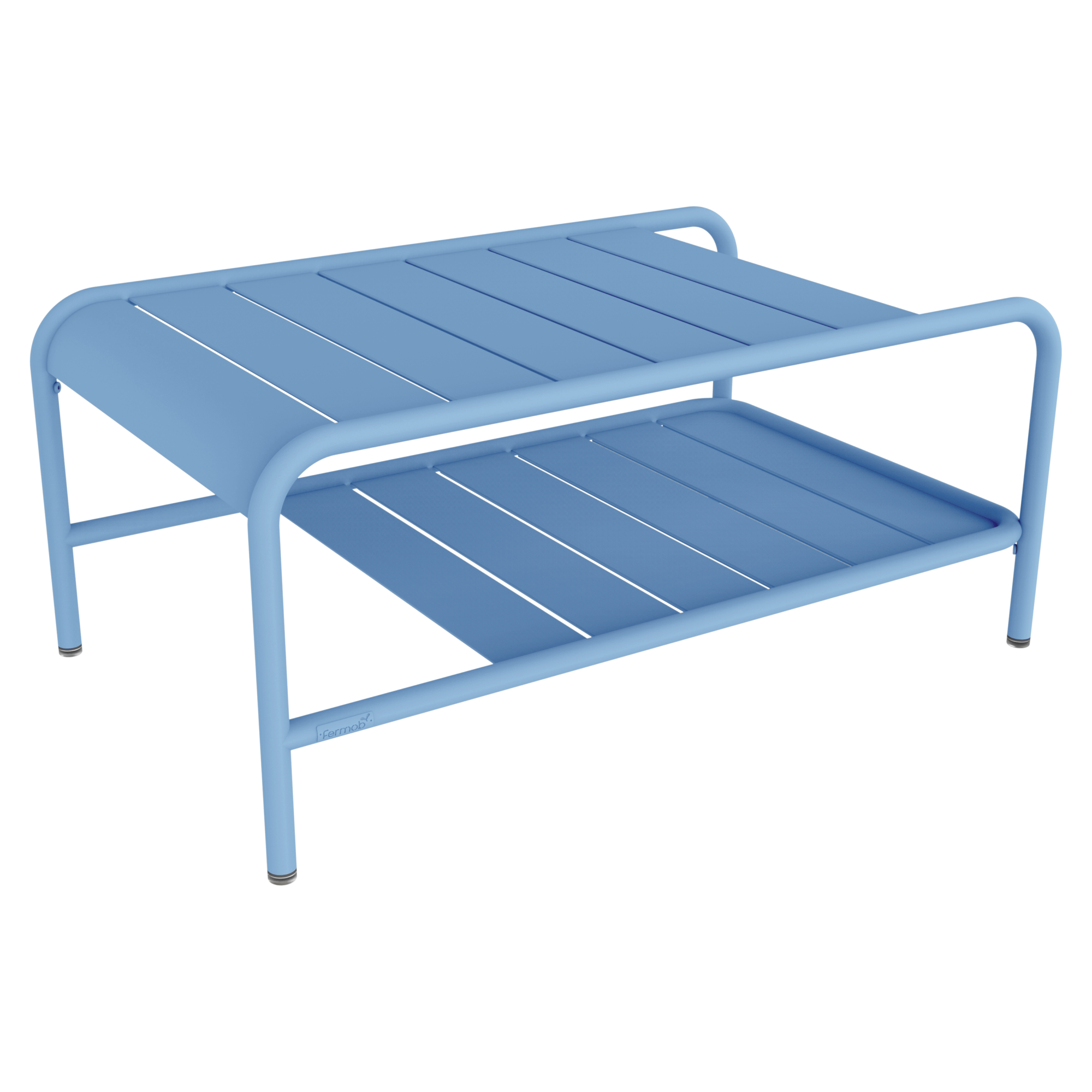 Table Basse en métal bleu clair avec plateau supérieur à lattes et étagère inférieure, soutenue par quatre pieds à embouts noirs, de la collection Lxmbrg Carbone.