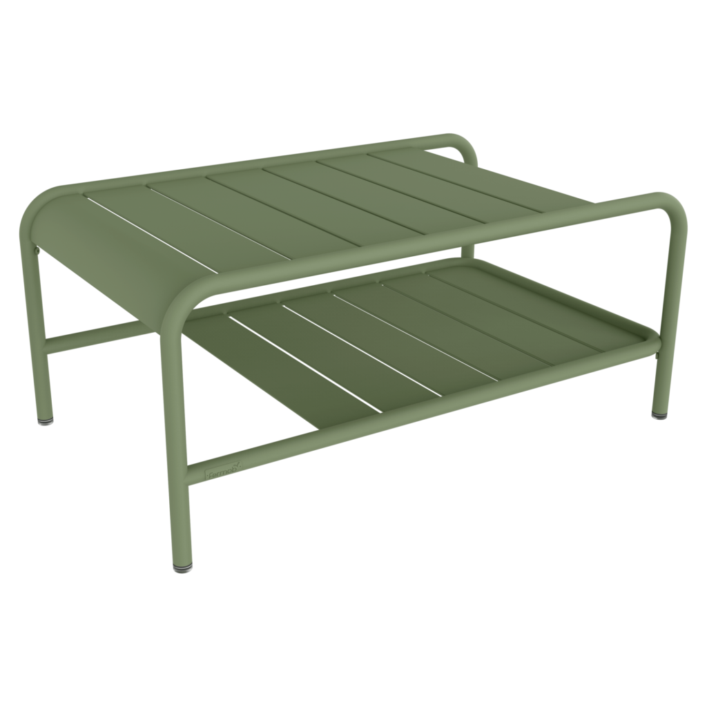 Une table basse en métal vert avec une surface supérieure à lattes et une étagère inférieure, dotée de bords arrondis et de pieds robustes, parfaite pour ajouter une touche de style Carbone à votre espace de vie.