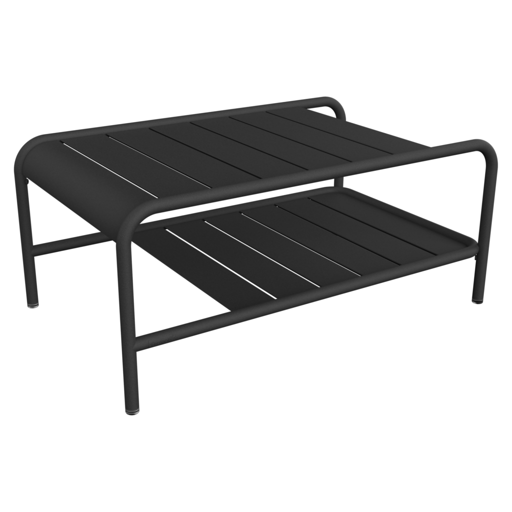 La table basse Lxmbrg en Carbone présente un cadre en métal noir élégant avec un plateau à lattes et une étagère inférieure, élégamment photographiés sur un fond noir.