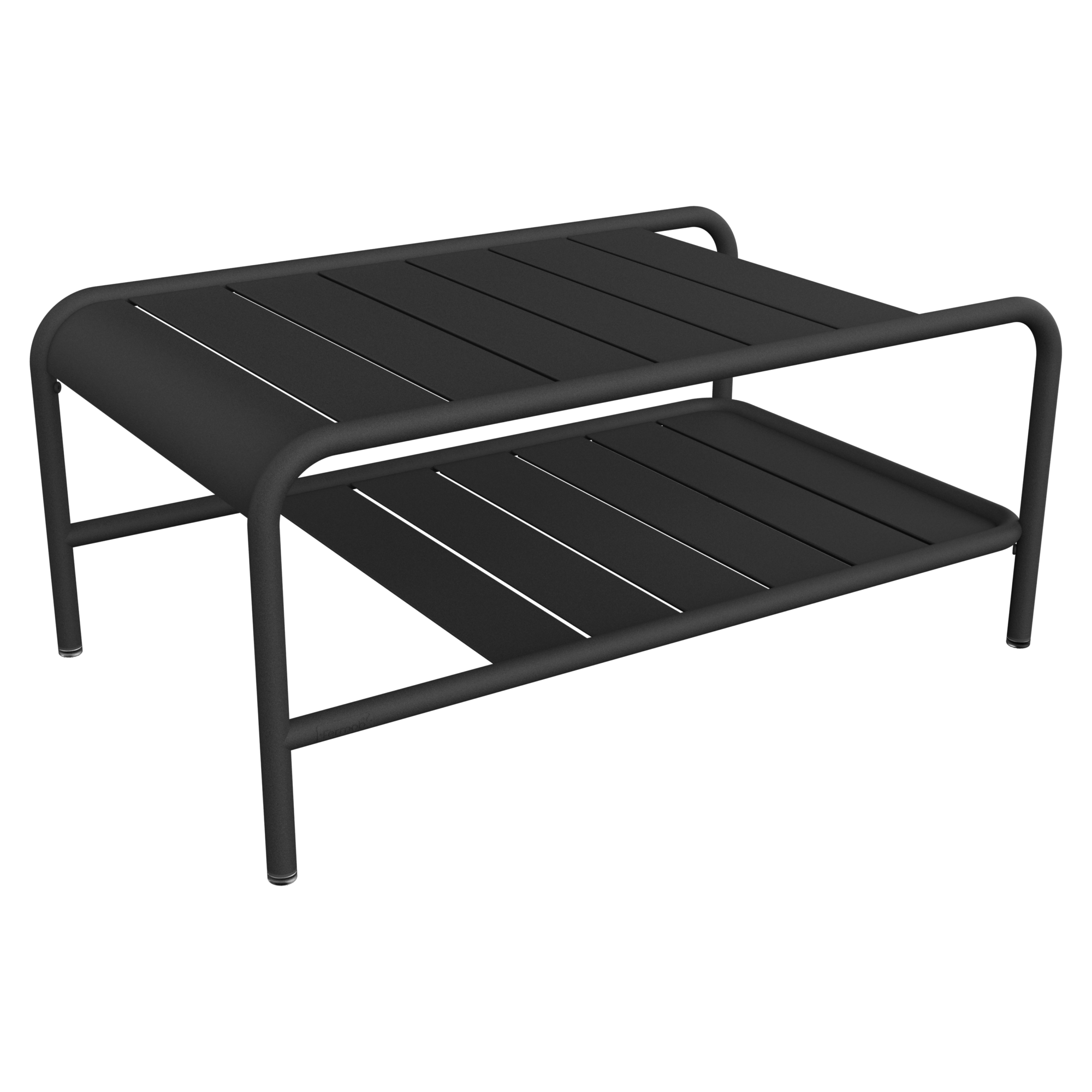 La table basse Lxmbrg en Carbone présente un cadre en métal noir élégant avec un plateau à lattes et une étagère inférieure, élégamment photographiés sur un fond noir.