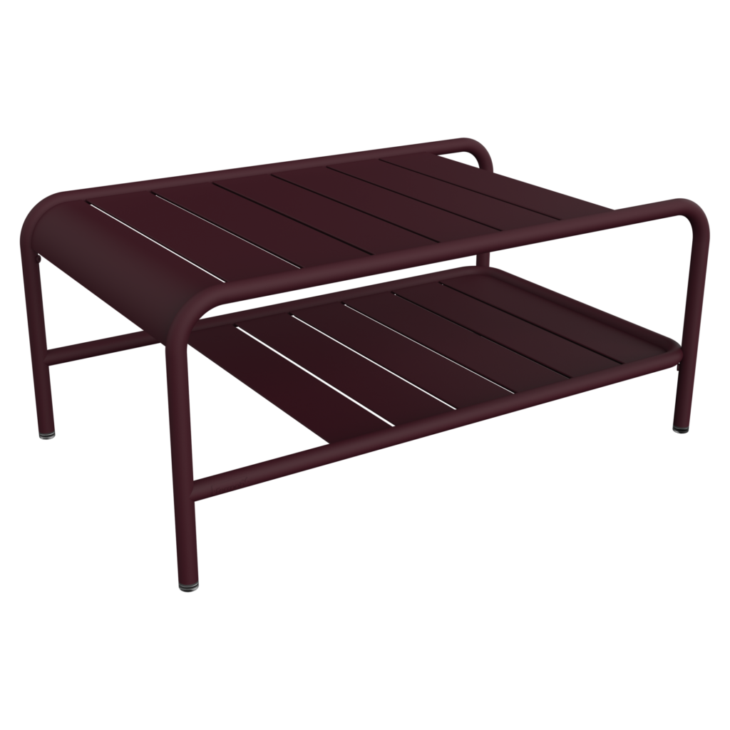 La table basse en métal marron Lxmbrg est dotée d'un plateau à lattes, d'une étagère inférieure supplémentaire et de bords arrondis sur quatre pieds robustes.