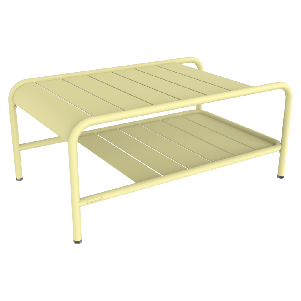 La table basse en métal jaune Lxmbrg présente une surface supérieure plate et une étagère inférieure à lattes, soutenue par quatre pieds ronds.