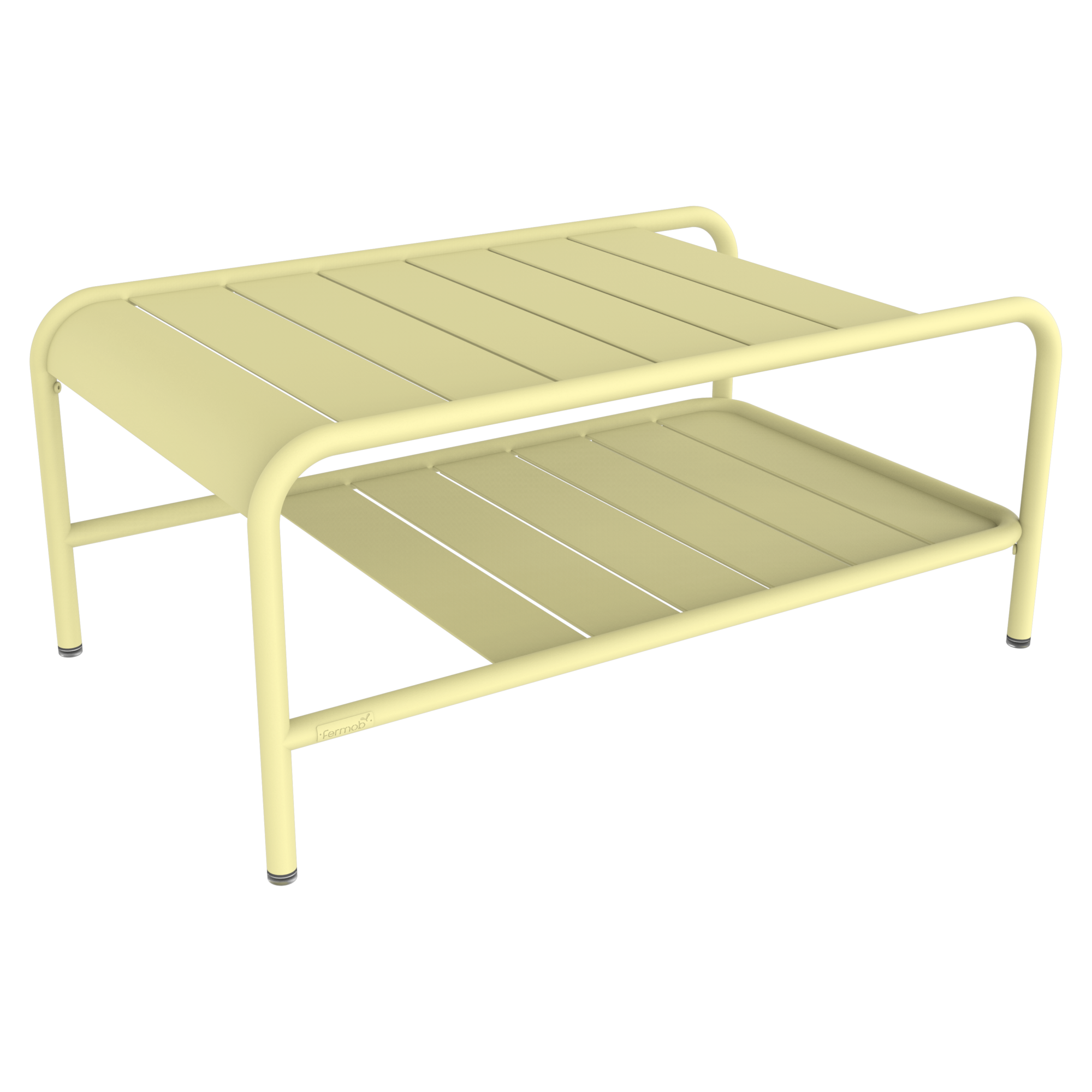 La table basse en métal jaune Lxmbrg présente une surface supérieure plate et une étagère inférieure à lattes, soutenue par quatre pieds ronds.