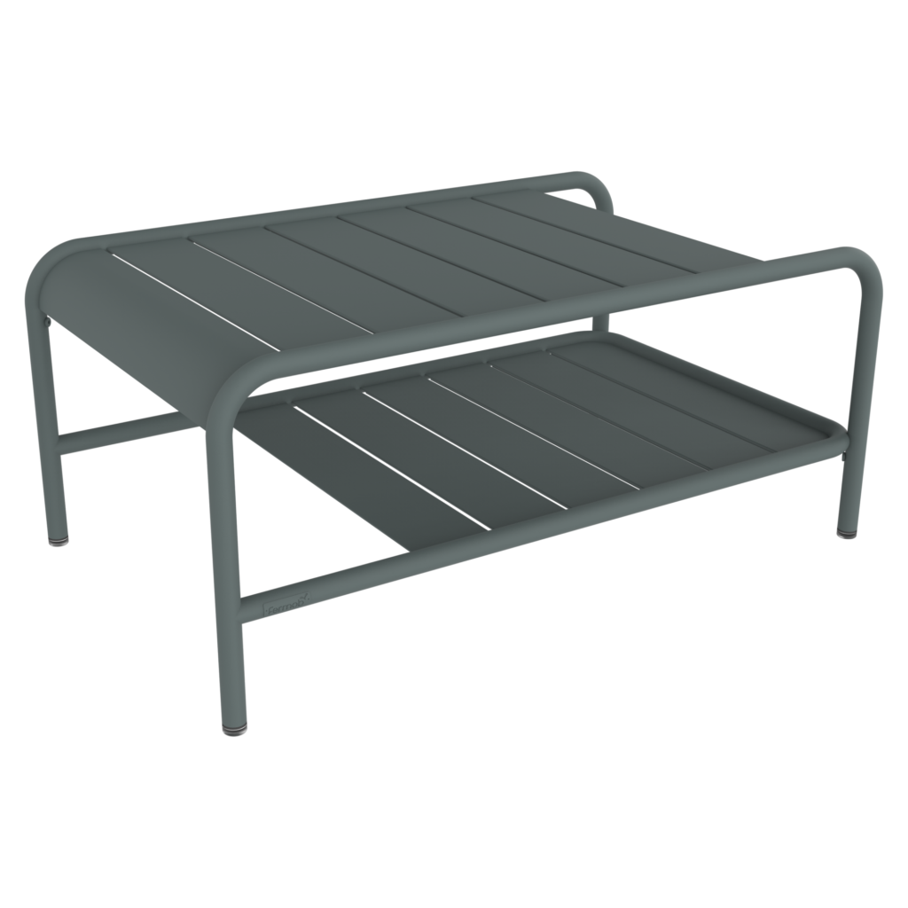 La table basse Lxmbrg est une table rectangulaire en métal avec une étagère inférieure, dotée de lattes horizontales et de pieds arrondis dans une finition Carbone élégante, présentée sur un fond noir uni.