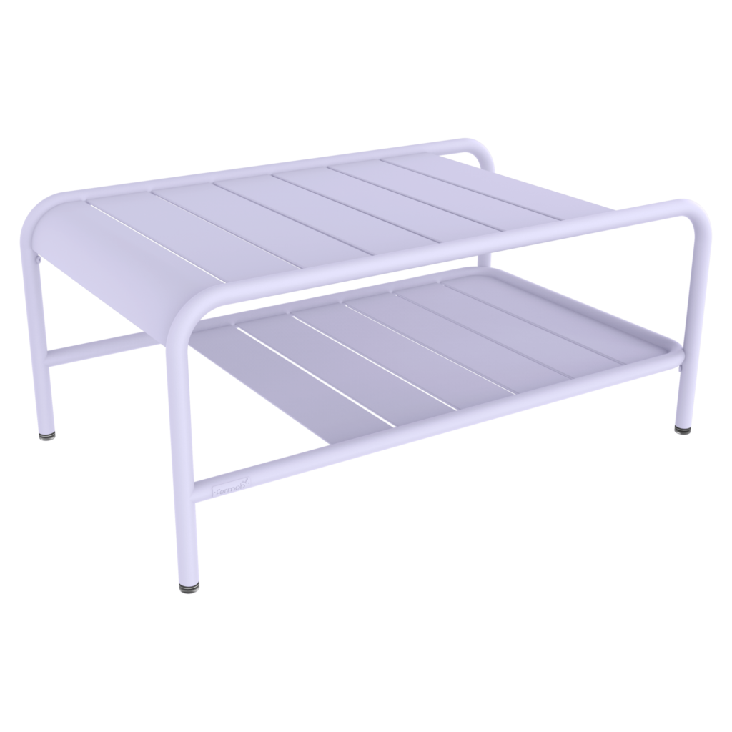 Une table basse en métal blanc à deux niveaux avec un plateau à lattes et une étagère inférieure, conçue par Lxmbrg avec des coins arrondis et quatre pieds robustes.