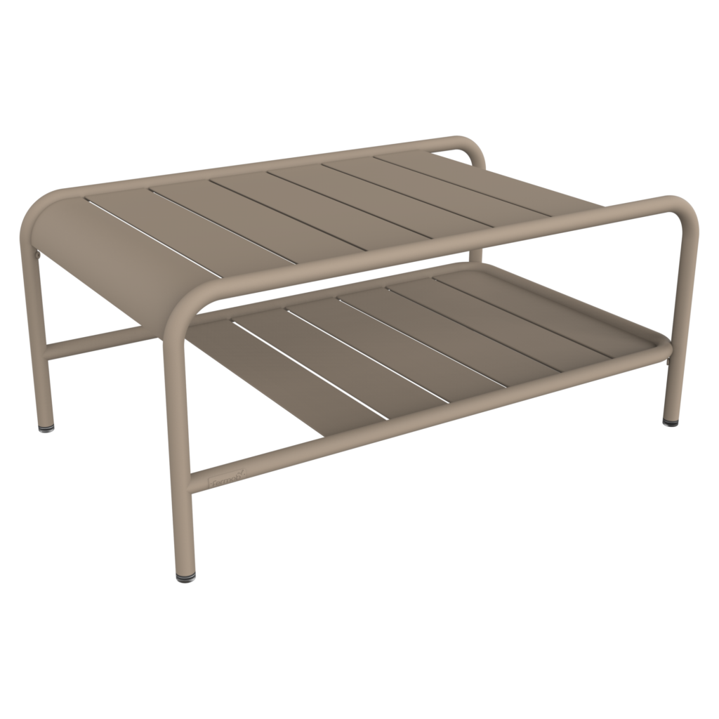 La table basse Lxmbrg est dotée d'un cadre en métal beige avec une surface supérieure à lattes, une étagère inférieure assortie et quatre pieds arrondis - un mélange élégant de style et de fonctionnalité pour votre espace de vie.
