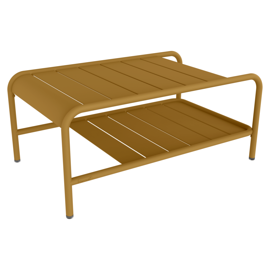 Une table basse en métal jaune moutarde avec un plateau à lattes et une étagère inférieure, soutenue par quatre pieds arrondis, parfaite pour ajouter une touche de style Lxmbrg à votre espace de vie.
