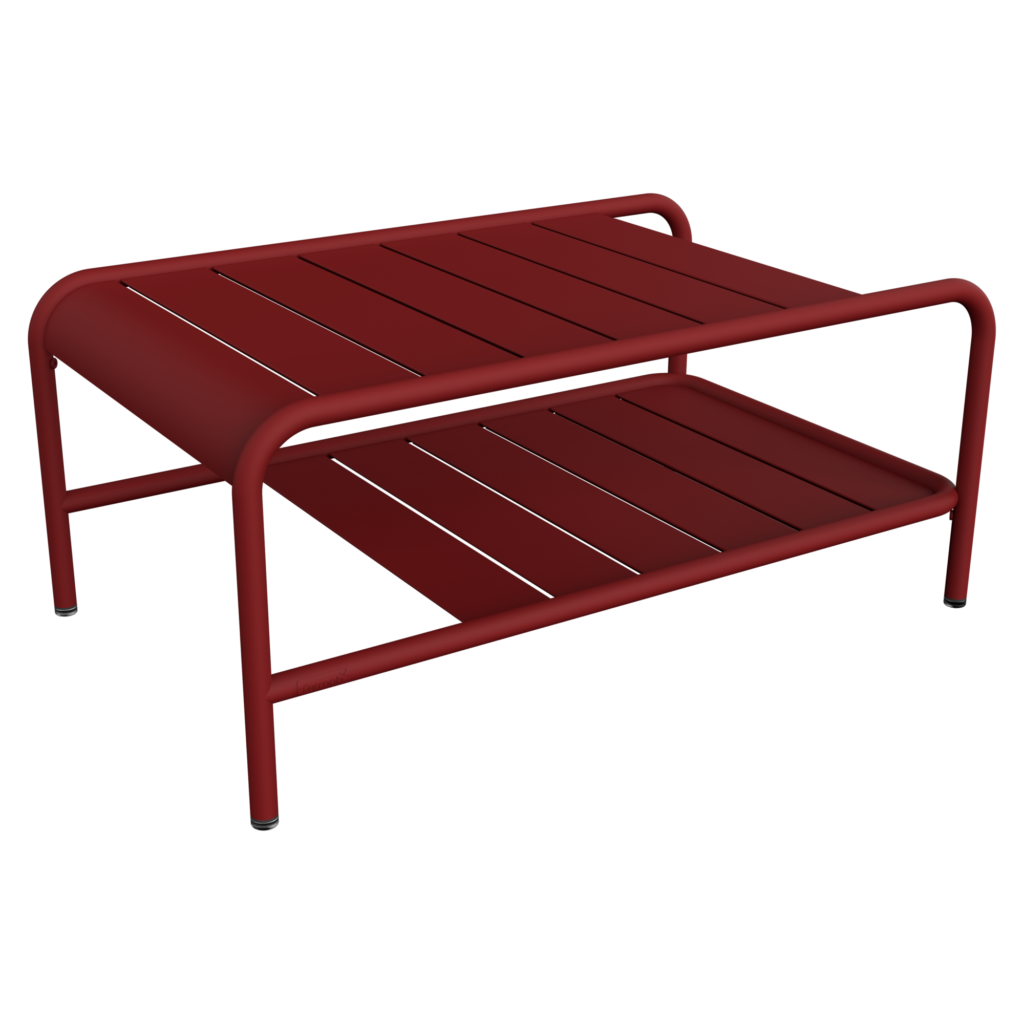 La table basse Carbone est dotée d'un plateau à lattes en métal rouge et d'une étagère inférieure à lattes, soutenue par des pieds tubulaires arrondis - un ajout frappant de Lxmbrg.