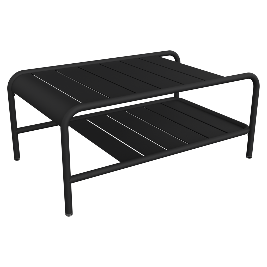 Une élégante table basse en métal noir avec deux niveaux à lattes et des bords arrondis, fabriquée par Lxmbrg dans une finition Carbone, présentée sur un fond noir.