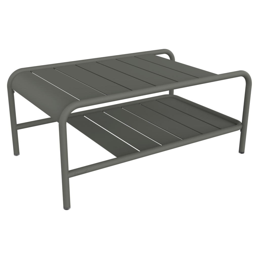 La table basse Lxmbrg en carbone présente un design en métal gris avec un plateau à lattes, une étagère inférieure, des bords arrondis et des pieds tubulaires.
