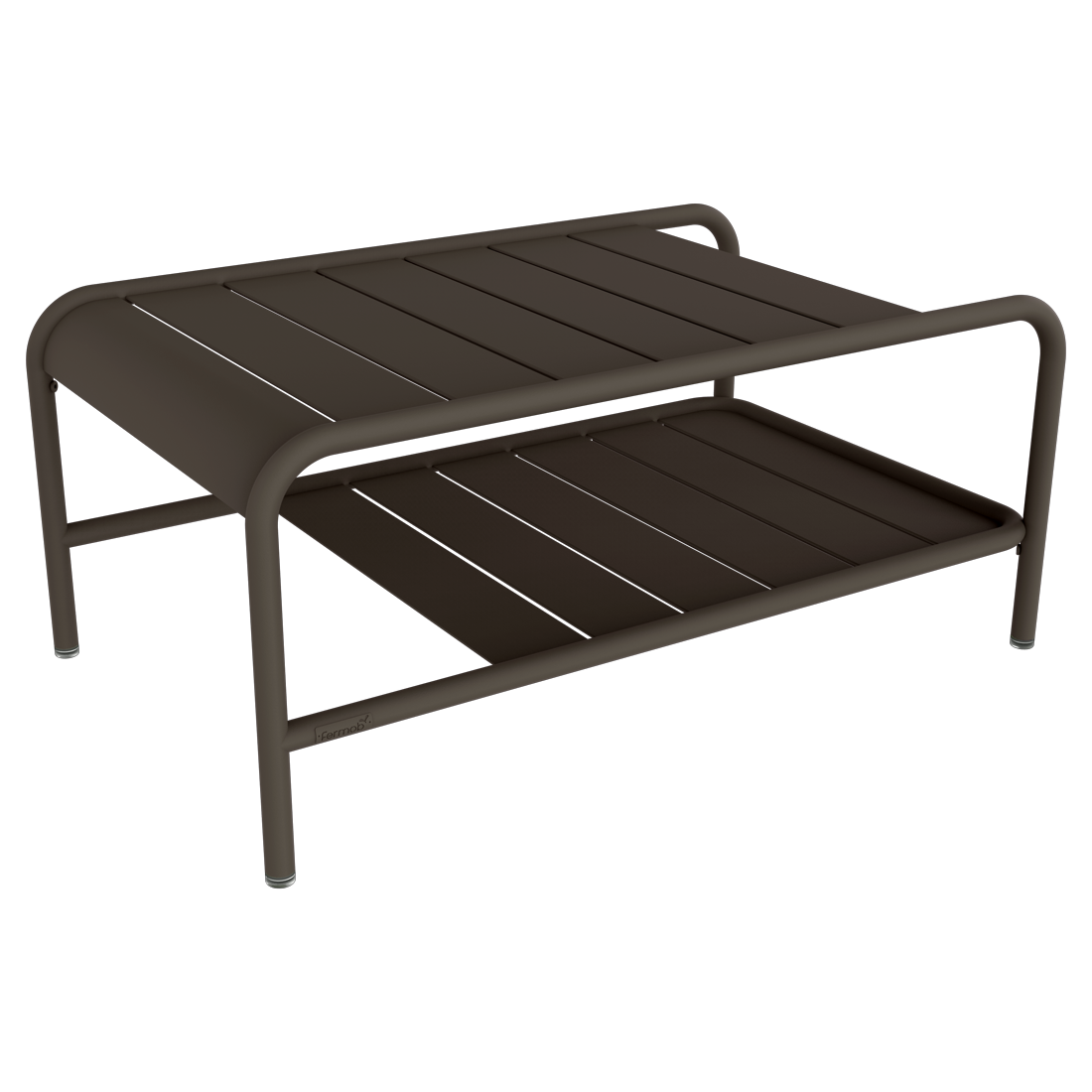 Table Basse Lxmbrg en métal marron avec un plateau à lattes, des bords arrondis et une étagère inférieure supplémentaire en finition Carbone, présentée sur un fond lavande.