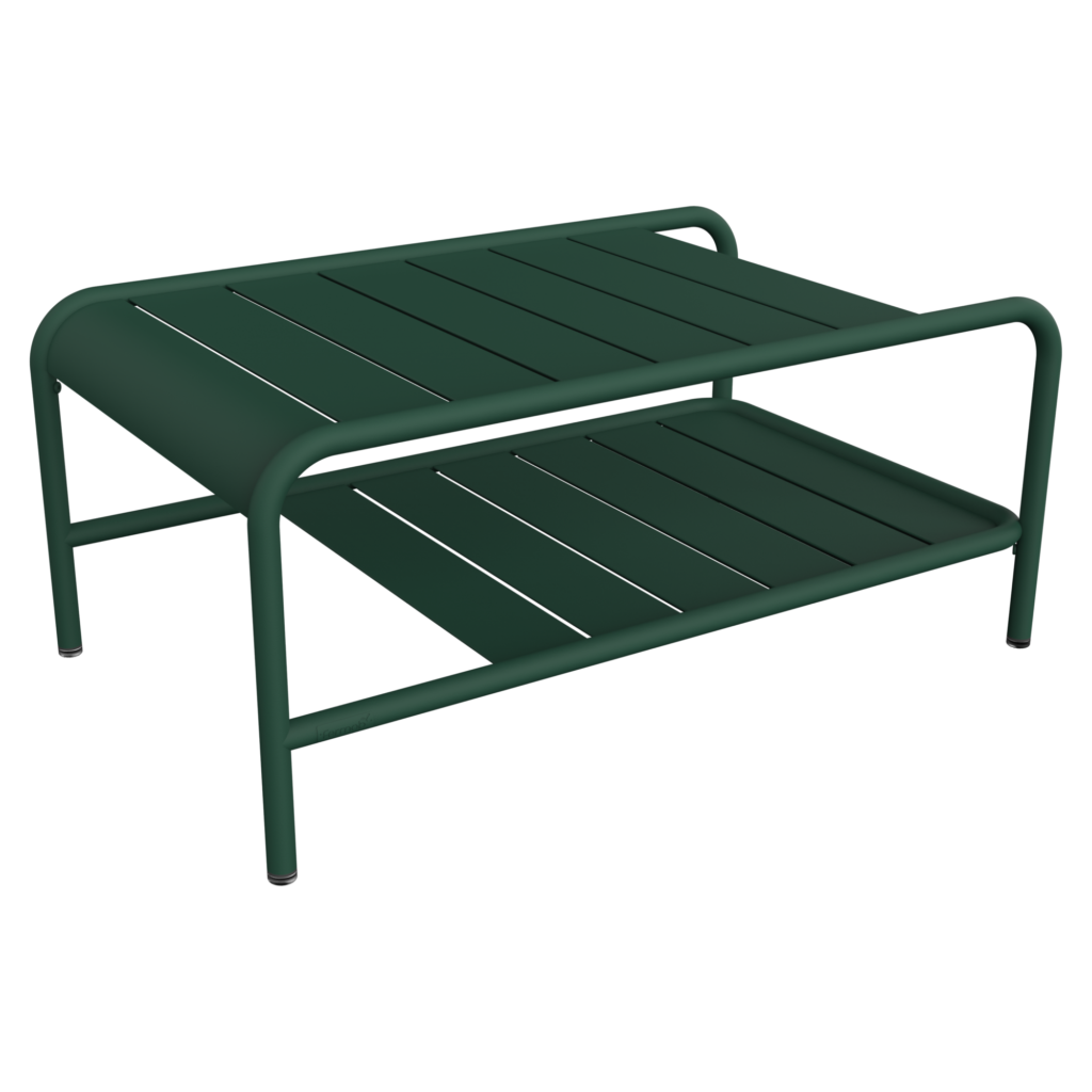 La table basse Lxmbrg Carbone est une table basse en métal vert avec un plateau à lattes et une étagère inférieure, dotée de bords arrondis et de quatre pieds robustes.