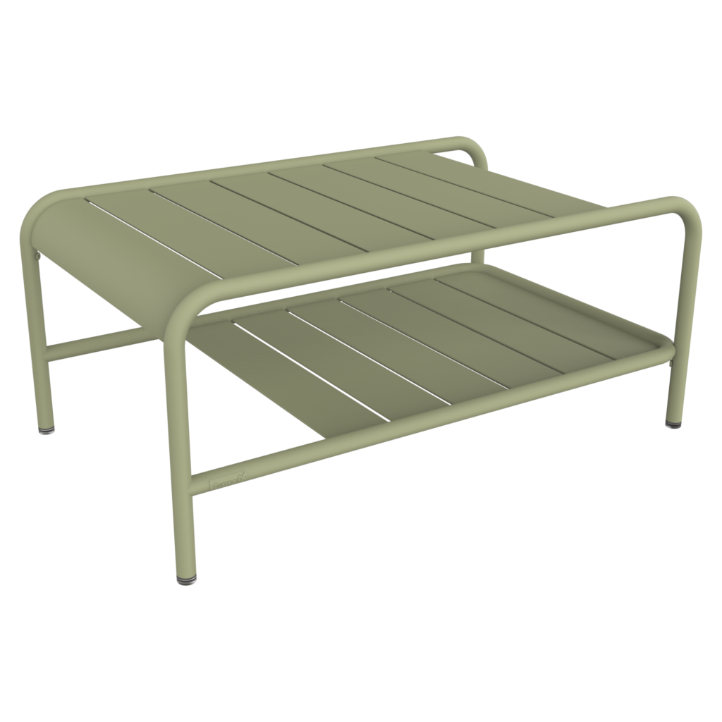 Table basse Lxmbrg en vert cèdre, cette table basse en métal vert clair est dotée d'un plateau à lattes, d'une étagère inférieure assortie, de bords arrondis et de quatre pieds robustes.