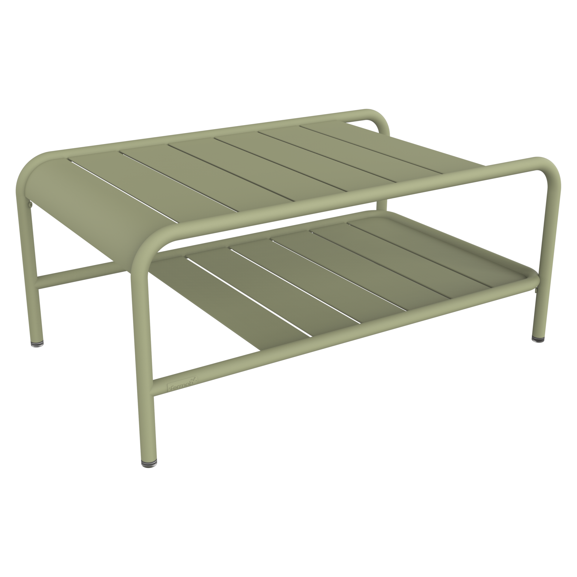 Table basse Lxmbrg en vert cèdre, cette table basse en métal vert clair est dotée d'un plateau à lattes, d'une étagère inférieure assortie, de bords arrondis et de quatre pieds robustes.