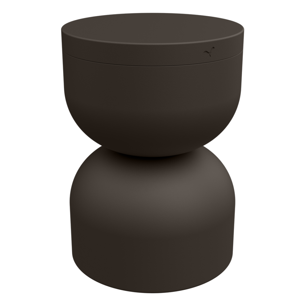 Un tabouret marron foncé mat en forme de sablier avec une surface lisse et un logo subtil sur la partie supérieure.