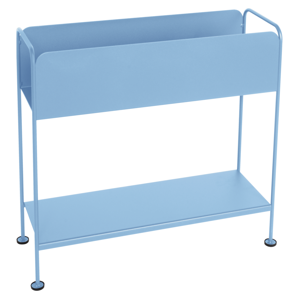 Un support de rangement en métal Bleu Maya avec une section supérieure ouverte, quatre pieds minces et une étagère inférieure plate, parfait pour exposer un cache-pot ou garder les essentiels organisés avec style.