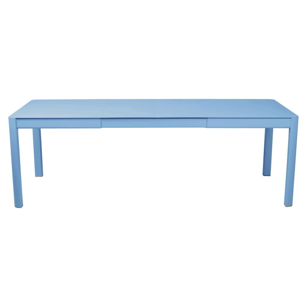 Table rectangulaire Bleu Maya à quatre pieds droits, cette table extensible Ribambelle est présentée sur un fond uni.
