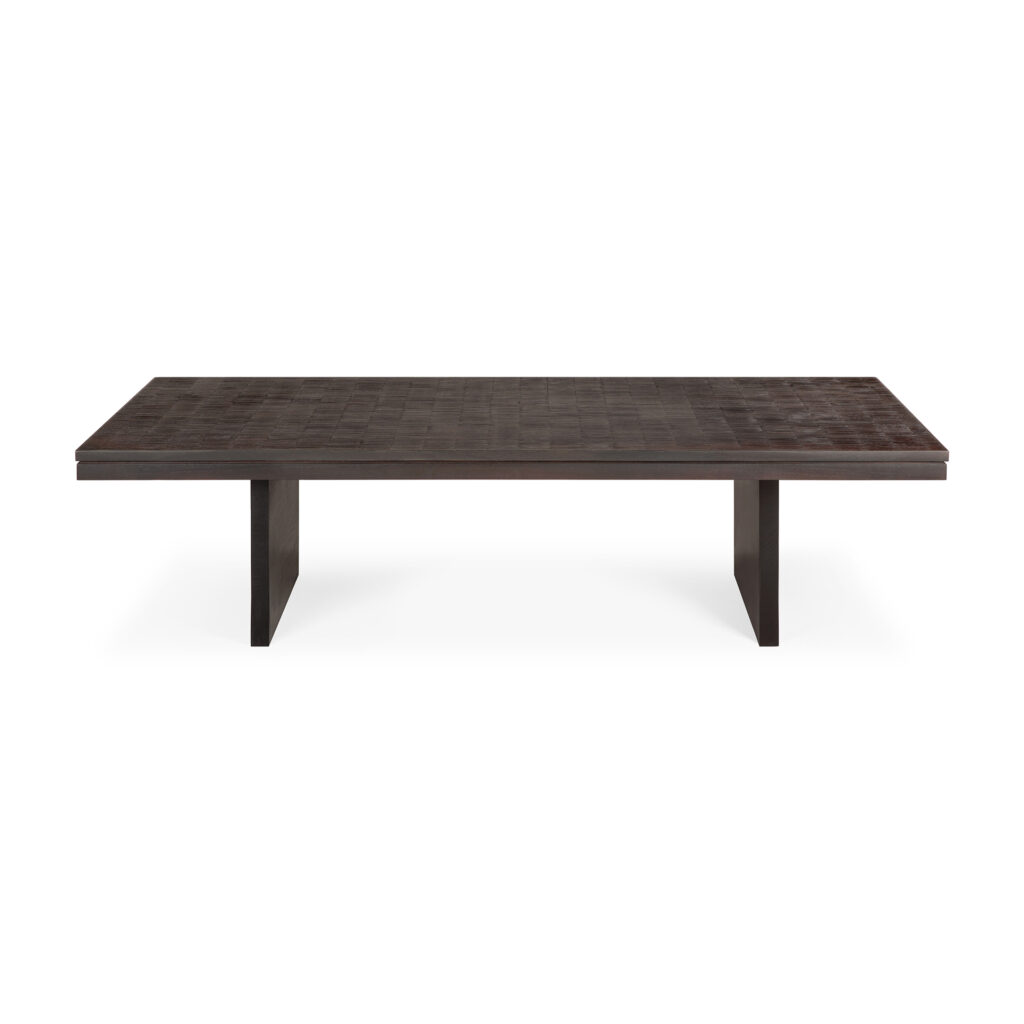 La table basse Grooves 135 présente un design rectangulaire en bois foncé noir cassé, avec un plateau texturé à motifs et deux pieds larges et plats.