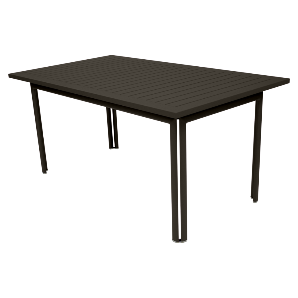 Une table rectangulaire en métal brun foncé, connue sous le nom de table Costa rectangulaire, avec quatre pieds droits, présentée sur un fond mauve clair uni.